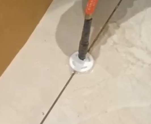 孝南瓷砖空鼓维修公司专业解答瓷砖在铺贴过程中，如果没有涂抹均匀到位的粘结材料（如水泥砂浆或瓷砖胶），可能会导致以下问题
