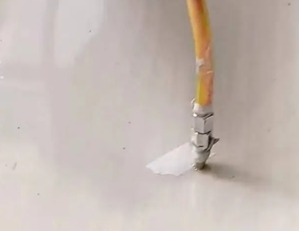 孝南瓷砖空鼓维修公司专业解答在瓷砖铺贴过程中，如果使用的砂料过粗（如全部使用了粗砂），可能会导致以下问题