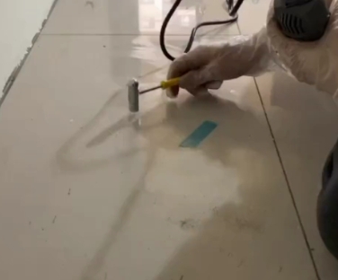孝南瓷砖开裂维修公司专业分享瓷砖在铺贴前如果没有沥干水分，将会导致以下问题
